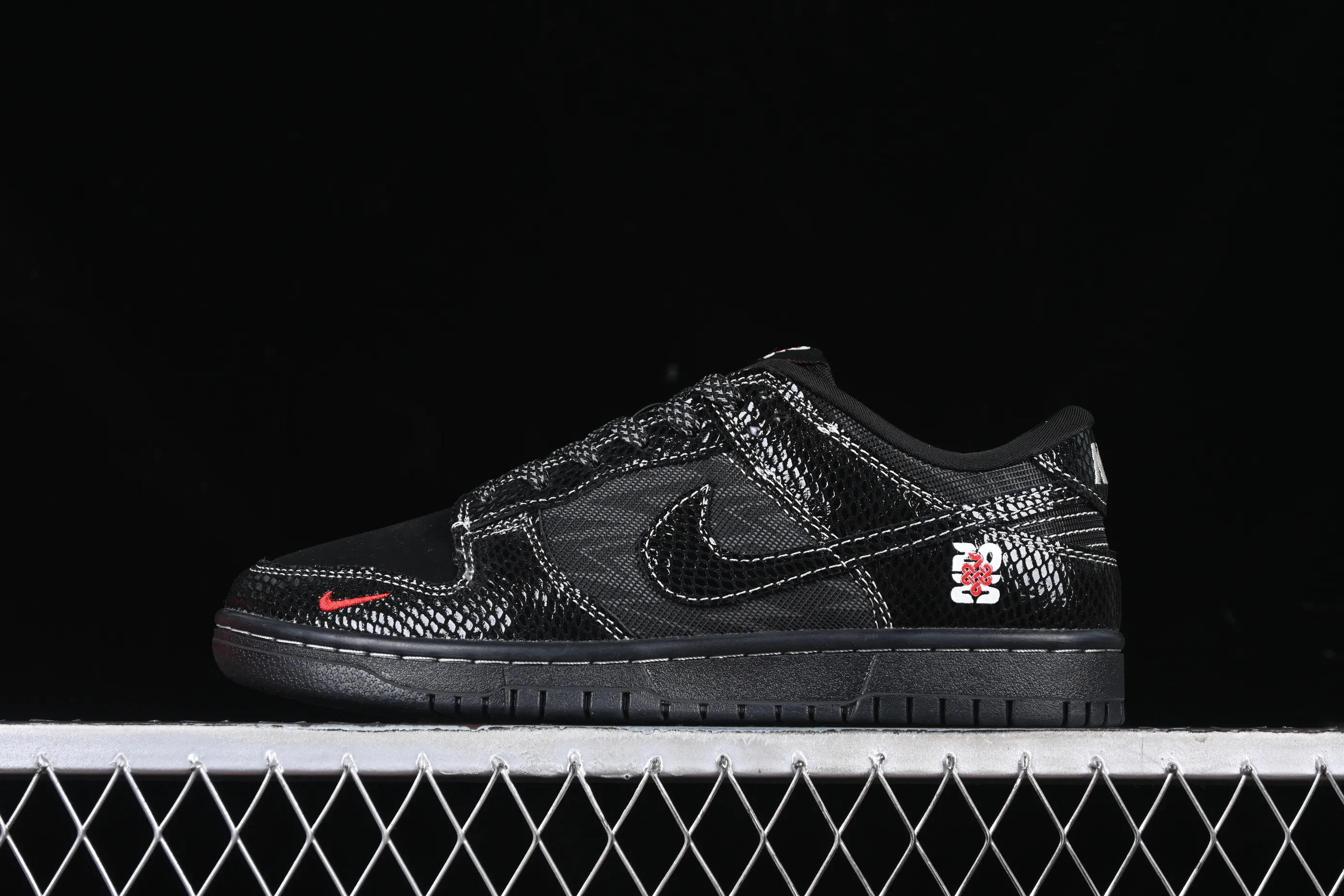 All categories Nk SB Dunk Series Nk SB Dunk Low High-end customized low-top sneakers Nk SB Dunk Low Year of the Snake Limited-Black Snake Anniversary high-end customized low-top casual sneakers CH8311-233
